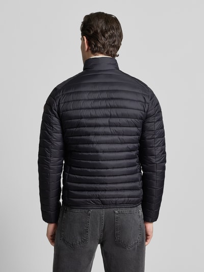 Männermodel trägt schwarze Steppjacke mit Zweiwegereißverschluss Modell 'Alexander' von SAVE THE DUCK, Rückenansicht, Regular Fit, glatte Struktur.