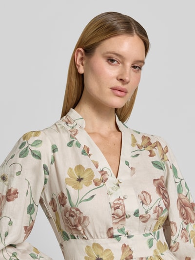 Frauenmodel trägt Minikleid aus Leinen mit Knopfleiste und Serafino-Kragen von Jake*s Collection, florales Muster, Ballonärmel, Nahaufnahme Oberkörper.
