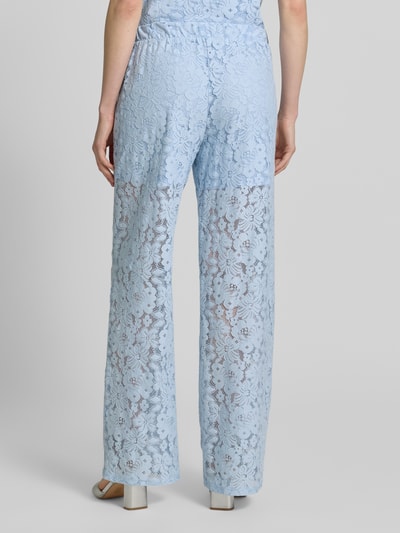 Frauenmodel trägt Weite Hose in Spitzenoptik Modell 'HONEY' von Vero Moda, hellblau, Lochspitze, Regular Fit, elastischer Bund, Ganzkörperansicht Rückansicht.