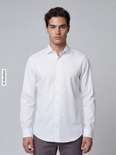 Männermodel trägt Slim Fit Businesshemd aus Twill von Jake*s in Weiß mit Kentkragen und Umschlagmanschette, Ganzkörperansicht von vorne.