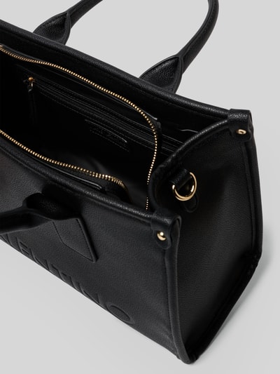 Produktfoto, schwarze Handtasche mit Logo-Prägung Modell 'FOXY' von VALENTINO BAGS, Hauptfach mit Reißverschluss, goldene Details, Innen Reißverschlusstasche, kurze Tragegriffe, verstellbarer Schultergurt mit Logo, Maße: Breite 34 cm, Länge 26 cm, Tiefe 15 cm, Riemenlänge 38 cm, strukturierte Leder-Optik, rechteckige Form.