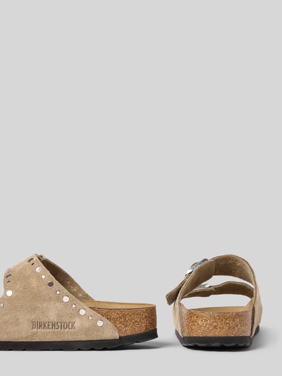 Produktfoto, Sandalette aus Leder mit Nieten Modell 'Arizona Rivet' von Birkenstock in Beige, braune Korksohle, Schlupfform, Dornschließe, Absatzhöhe 4 cm, strukturierte Textur, matte Oberfläche, Damen Sandalette