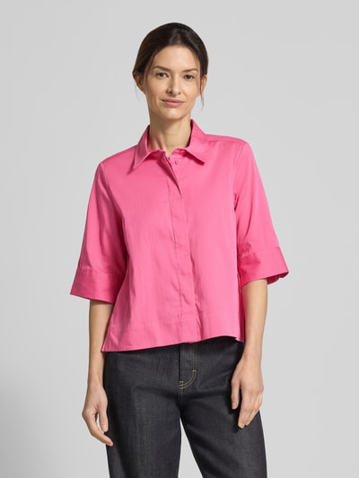 Modelka kobieca nosi Boxy Fit Bluse mit verdeckter Knopfleiste od Milano Italy, różowa bawełniana mieszanka ze stretchem, kołnierz koszulowy, widoczne zapięcie kryte, długość pleców 54 cm, długość rękawa 34 cm, widok całej sylwetki z przodu.