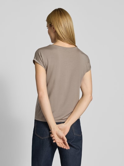 Modelka kobieca ma na sobie Regular Fit T-Shirt aus Lyocell-Mix Modell 'AVA' od Vero Moda, jednolity kolor, krótki rękaw, jersey, widok całej sylwetki z tyłu.