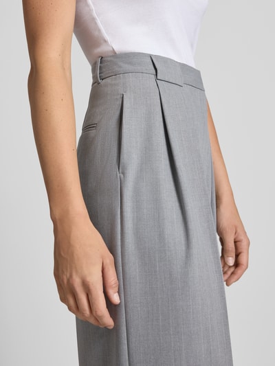 Vrouwenmodel draagt Fließende Anzughose in Mittelgrau Melange van Style Icon Collection, relaxed fit, wide leg, Stolpplooi, knoop- en ritssluiting, bandwijdte maat 36: 35 cm, binnenbeenlengte maat 36: 77 cm, detailopname rechterheup