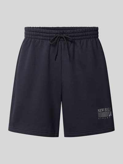 Produktfoto, Sweatshorts aus Baumwoll-Mix von New Balance in Dunkelblau mit geradem Schnitt, elastischem Bund, Label-Print und Gesäßtasche.