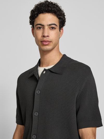 Męski model nosi Regular Fit Freizeithemd aus reiner Baumwolle od Marc O'Polo Denim, efekt: jednolity kolor, dzianina, naszywka z logo, kołnierzyk polo, dekolt w serek, listwa guzikowa, krótki rękaw, prążkowane zakończenia, bawełna; zbliżenie na górną część ciała z przodu.