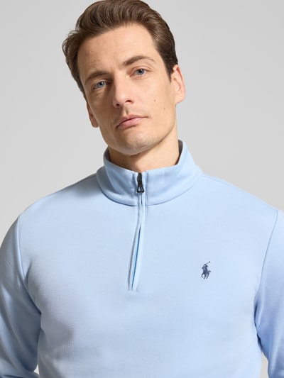 Männermodel trägt Regular Fit Troyer aus Baumwoll-Mix von Polo Ralph Lauren in Optik: Unifarben mit Logo-Detail, Nahaufnahme Oberkörper.