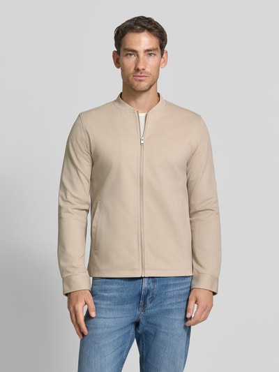 Männermodel trägt Slim Fit Sweatjacke mit Stehkragen van Lindbergh in beige Materiaalmix met stretch, ritssluiting, Zij-steekzakken, Ruglengte maat M 67 cm, Mouwlengte 66 cm, Ganzkörperansicht van voren.
