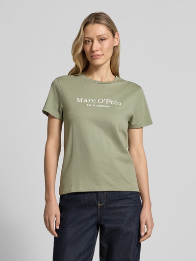 Vrouwenmodel draagt Regular Fit T-Shirt uit pure katoen van Marc O'Polo, effen lichtgroen, korte mouwen, labelprint, ronde hals, vooraanzicht van het hele lichaam