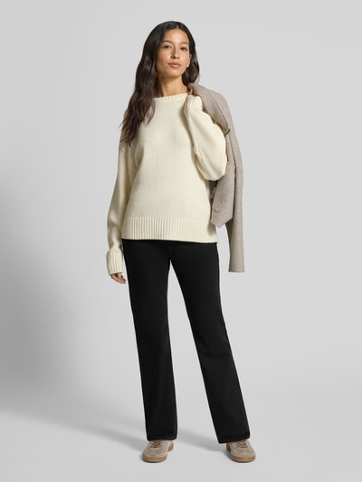 Frauenmodel trägt Straight Fit Jeans mit 5-Pocket-Design Modell 'MATILDA' von Mango, Reine Baumwolle, Gerader-Schnitt, klassische schwarze Farbe, Knopf-Reißverschluss, strukturierte Oberfläche, Damen Jeans-Look, Ganzkörperansicht von vorne.