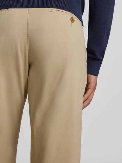 Männermodel trägt Chino mit französischen Eingrifftaschen von Christian Berg Men aus Baumwoll-Elasthan-Mix, Unifarben, Gerade Passform, Nahaufnahme Rückansicht.
