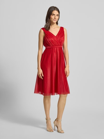 Kobiece modelka nosi Regular Fit Kleid mit Glitzer-Mesh von TROYDEN COLLECTION, czerwona błyszcząca siateczka, długość do kolan, krój taliowany, bez rękawów, dekolt w serek, szerokość w rozmiarze 36: 37 cm, długość tyłu w rozmiarze 36: 58 cm, widok całej sylwetki z przodu