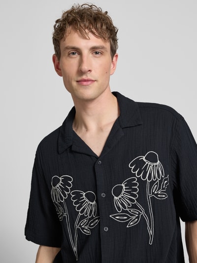 Männermodel trägt Relaxed Fit Freizeithemd aus reiner Baumwolle Modell 'JACKSON' von Only & Sons, Optik: Unifarben, Stickerei, Nahaufnahme Oberkörper.