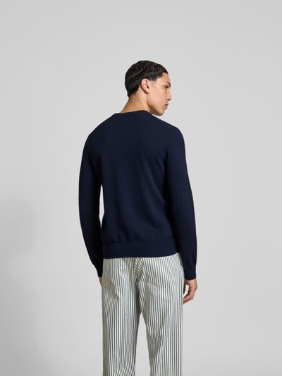 Männermodel trägt Slim Fit Pullover aus Woll-Mix von Filippa K in Dunkelblau, Strick-Optik, Rückansicht, Ganzkörperansicht Rückansicht.