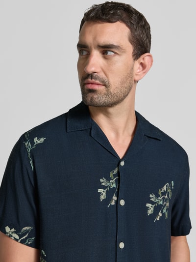 Männermodel trägt Regular fit vrijetijdsoverhemd uit pure viscose model TERRY van SELECTED HOMME, donkerblauw met bloemmotief, Nahaufnahme bovenlichaam.