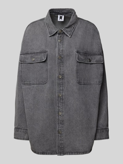 Produktfoto, Oversized Hemdjacke mit Brusttaschen von Karo Kauer in Grau, Baumwoll-Mix, Umlegekragen, sichtbare Knopfleiste, strukturierte Oberfläche.
