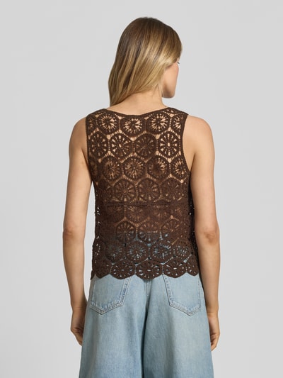 Männermodel trägt Regular Fit Blusentop aus Baumwoll-Mix Modell 'ELSA' von Vero Moda, brązowy, jednokolorowy, bez rękawów, z koronkowymi detalami, długość cropped, dekolt w kształcie U; widok całej sylwetki od tyłu.