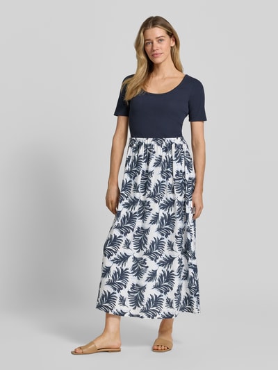 Frauenmodel trägt Tailliertes Freizeitkleid aus Baumwoll-Mix von Tom Tailor mit Optik:Allover-Muster, Maxi-Länge, Rundhals, Kurzarm, Ganzkörperansicht von vorne.