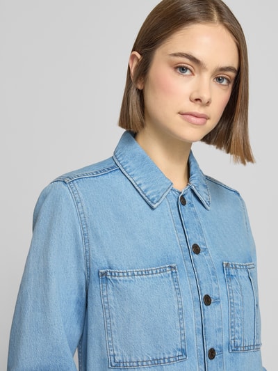 Vrouwenmodel draagt Regular Fit Jumpsuit in Denim-Optik model 'Iconic' van Levi's®, blauwe katoen, borstzakken, kraag, Nahaufnahme bovenlichaam.