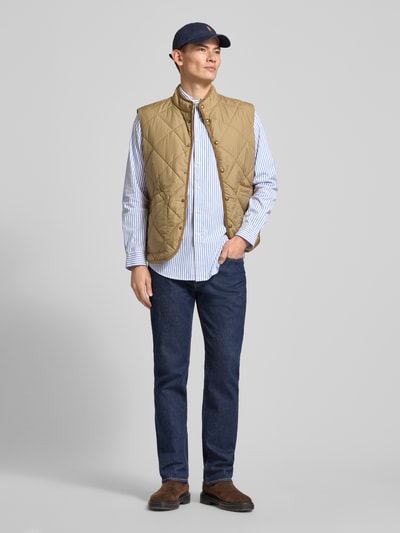 Männermodel trägt Custom Fit Vrijetijdsoverhemd met button-downkraag van Polo Ralph Lauren, puur katoen, labelstitching, knoopsluiting, ruglengte maat M 84 cm, schouderbreedte 44 cm, mouwlengte 65 cm; blauwe strepen, rechte vormen, gladde textuur, Ganzkörperansicht van voren.