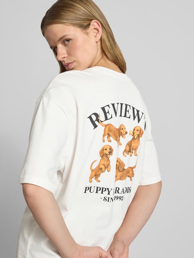 Frauenmodel trägt Damen T-Shirt mit 1/2-Arm von REVIEW, Reine Baumwolle, Lockerer-Schnitt, Rundhalsausschnitt, Rückenlänge 68 cm, Ganzkörperansicht Rückansicht.