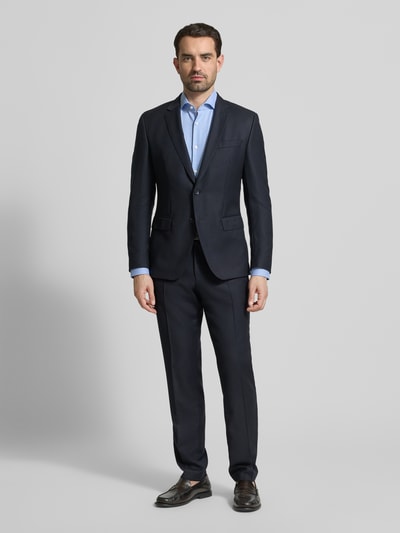 Männermodel trägt Slim Fit Businesshemd mit extra langem Arm Modell 'HANK' von BOSS, Optik:Allover-Muster, reine Baumwolle, Ganzkörperansicht von vorne.