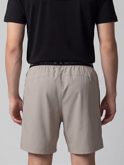 Under Armour Regular Fit Sportshorts mit Logo-Print Taupe 3