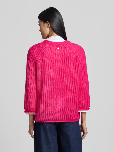 Frauenmodel trägt Relaxed Fit Cardigan mit Mohair-Anteil von Smith and Soul in leuchtendem Pink, Strick-Optik, Rückenansicht, Ganzkörperansicht Rückansicht. Material-Mix mit Mohair, 3/4-Arm, Knopfleiste, Rückenlänge S: 57 cm, Ärmellänge S: 54 cm.