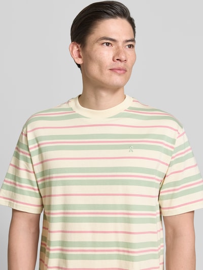 Männermodel trägt Relaxed Fit T-Shirt aus reiner Baumwolle Modell 'MAARKOS' von Armedangels, Mehrfarbig, Gestreift, Nahaufnahme Oberkörper.