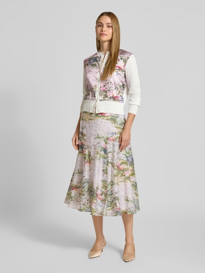 Frauenmodel trägt Cardigan mit geripptem Rundhalsausschnitt Modell 'SISILLA' von Ted Baker, florale Muster, Knopfleiste, Ganzkörperansicht von vorne.