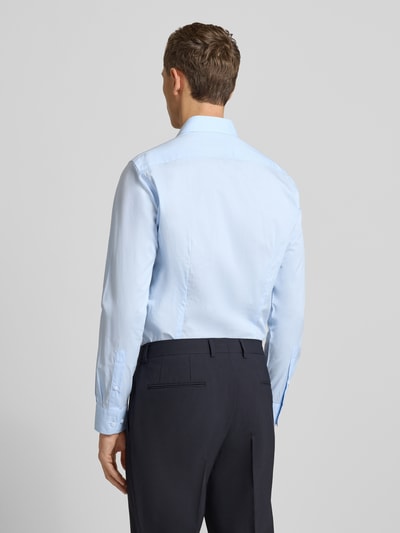 Męski model nosi Slim Fit Businesshemd aus Baumwoll-Mix von Tommy Hilfiger, efekt: jednolity kolor, krój tailored, długi rękaw, kołnierzyk typu kent, listwa guzikowa na całej długości, wyhaftowane logo, mankiety sportowe z regulowanymi guzikami, popelina, mieszanka bawełny, całkowity widok z tyłu.
