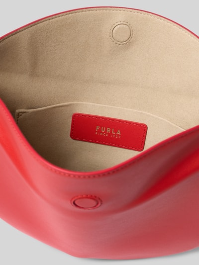 Produktfoto, Shoulder Bag mit Logo-Print Modell 'Moonstone' von FURLA in Rot mit Hauptfach, Magnetverschluss, Innenfutter in Beige, Detailaufnahme. Breite 31 cm, Länge 20 cm, Tiefe 3 cm, Schulterriemen 57 cm