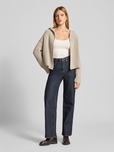 Kobiece modelka nosi Regular Fit Cardigan aus Baumwoll-Mix od Marc O'Polo, efekt: jednolity kolor, imitacja dzianiny, krój regular fit, bez zapięcia, kaptur, długi rękaw, wykończenie: zrolowany brzeg, wykończenie materiału: dzianina, materiał: mieszanka bawełny; widok całej sylwetki z przodu.