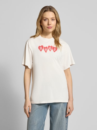 Vrouwenmodel draagt Regular Fit T-shirt uit puur katoen Model 'VINTAGE TEE_22' van HUGO met look: effen, labelprint, jersey. Ganzichaamsaanzicht van voren.