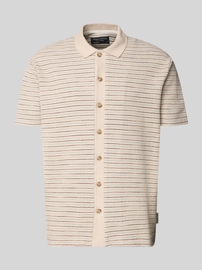 Produktfoto, Relaxed Fit Poloshirt aus reiner Baumwolle von Marc O'Polo, beige mit feinen mehrfarbigen Streifen, Kurzarm, Crinkle-Struktur, Polokragen, V-Ausschnitt, einreihige Knopfleiste, unifarbene Optik