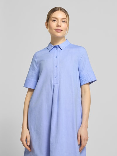 Modelka nosi 'Knielanges Hemdblusenkleid aus reiner Baumwolle' od Milano Italy, luźny krój, niebieski, kołnierzyk koszulowy, bawełna, widok z przodu, zbliżenie górnej części ciała.