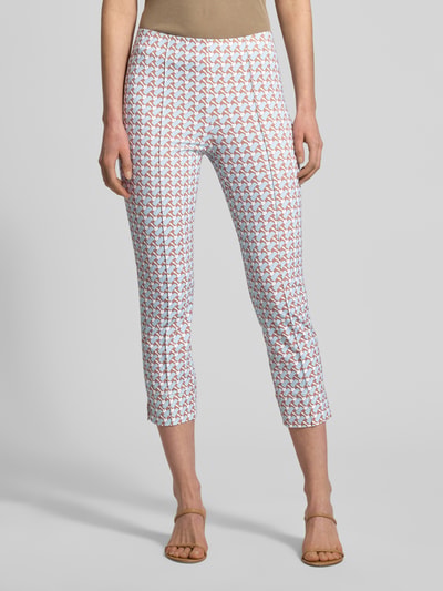 Frauenmodel trägt Caprihose mit Stretch-Anteil in verkürzter Passform von SEDUCTIVE, Elastischer-Material-Mix, Bundfalten, Ganzkörperansicht von vorne.