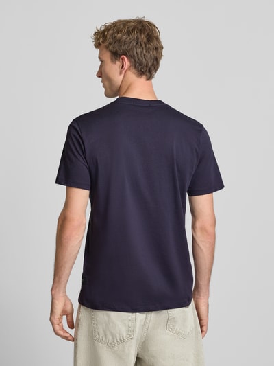 Männermodel trägt T-Shirt mit Rundhalsausschnitt und Logo von Replay, reine Baumwolle, Slim Fit, Rückansicht, Ganzkörperansicht Rückansicht