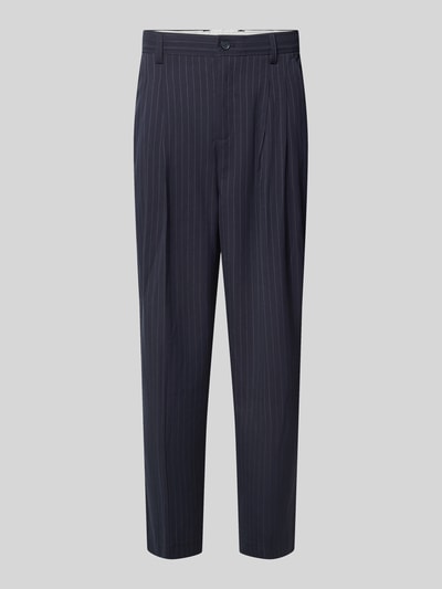 Produktfoto, dunkelblaue Stoffhose mit feinen Streifen, Bügelfalte und geradem Schnitt, Modell 'GRANT' von Casual Friday, Material-Mix mit Viskose-Anteil, französische Eingrifftaschen und Gesäßleistentaschen, Knopf- und Reißverschluss, Straight Fit, neutrale Hintergrundfarbe, für Herren