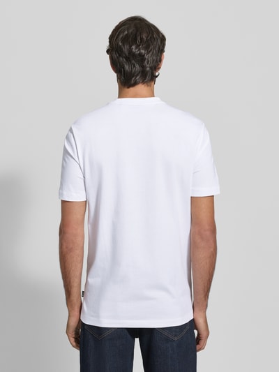 Männermodel draagt Regular Fit T-Shirt aus reiner Baumwolle Modell 'THOMPSON' van BOSS, effen wit, rugaanzicht, korte mouwen, labelprint. Ganzkörperansicht Rückansicht.
