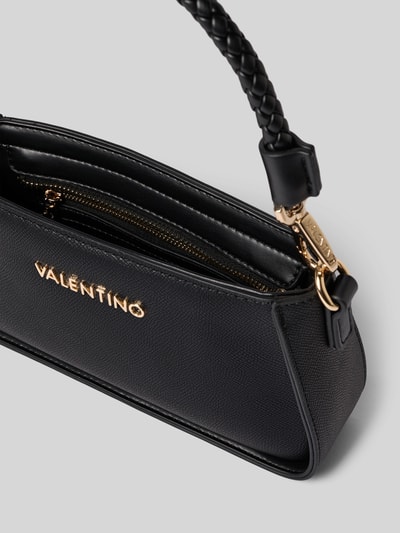 Produktfoto, Shoulder Bag mit Label-Detail Modell 'ERIS' von VALENTINO BAGS in Schwarz, Zopfmuster-Trageriemen, goldene Details, Reißverschluss, Lederstruktur