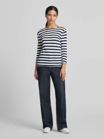 Frauenmodel trägt Longsleeve mit 3/4-Arm von Christian Berg Woman, reine Baumwolle, gestreift in Blau und Weiß, gerader Schnitt, Rundhalsausschnitt, Ganzkörperansicht von vorne.