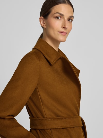 Frauenmodel trägt Gerader Mantel aus reiner Schurwolle Modell 'BCOLLAG' von Max Mara, braun, feine Struktur, Damen Mantel, Nahaufnahme Oberkörper.