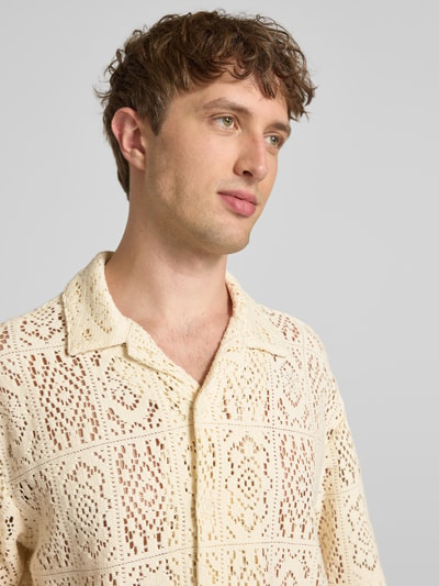 Männermodel trägt Relaxed Fit Freizeithemd aus Baumwoll-Mix Modell 'AVON' von Only & Sons, Optik: Unifarben, Muster: Struktur, Nahaufnahme Oberkörper.