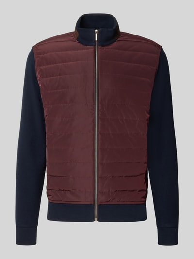 Produktfoto, Sweatjacke mit Stehkragen und Reißverschluss von bugatti im Baumwoll-Mix, Burgunder und Dunkelblau, glatte und gesteppte Textur, gerader Schnitt, seitliche Eingrifftaschen, gerippte Abschlüsse.