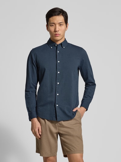 Männermodel trägt Slim Fit Freizeithemd aus reiner Baumwolle von MCNEAL in Dunkelblau, Knopfleiste, Button-Down-Kragen, Ganzkörperansicht von vorne.