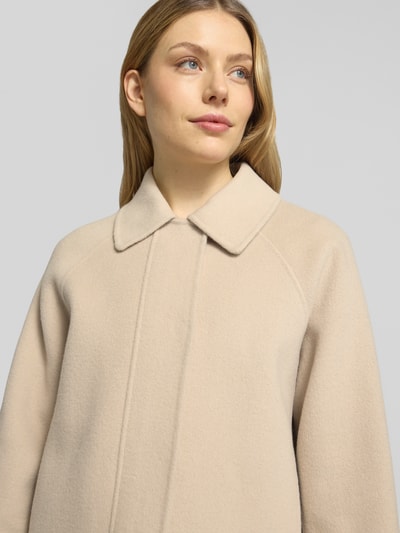Modelka kobieca ma na sobie Regular Fit Jacke mit Umlegekragen od Blonde No. 8, beżowa faktura, krój regular fit, kaptur, tunel, długość tyłu w rozmiarze 36: 61 cm, szerokość ramion w rozmiarze 36: 43 cm, szerokość w biuście w rozmiarze 36: 56 cm, długość rękawa w rozmiarze 36: 61 cm, zbliżenie na górną część ciała