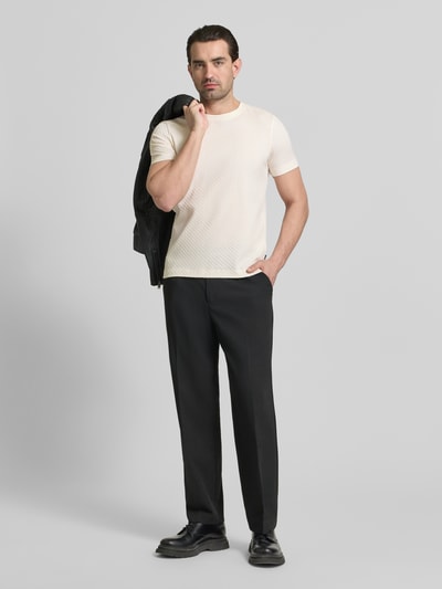 Männermodel trägt T-Shirt mit geripptem Rundhalsausschnitt von JOOP! Collection, Reine Baumwolle, Regular-Fit, Rückenlänge 68 cm, Ganzkörperansicht von vorne.