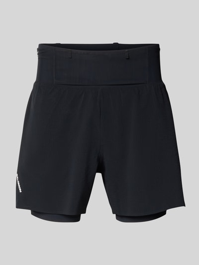 Produktfoto, Shorts im 2-in-1-Look Modell 'SENSE AERO 2IN1' von Salomon, schwarze Herren Shorts, Material-Mix mit Stretch-Anteil, Regular-Fit, Logo, Bundweite bei Größe M 38 cm, Innenbeinlänge 13 cm, glatte Textur